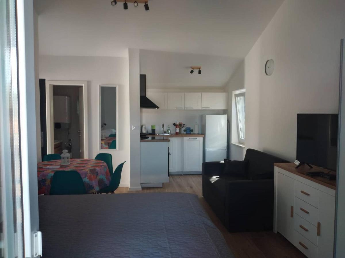 Apartmani Luni Premantura Buitenkant foto