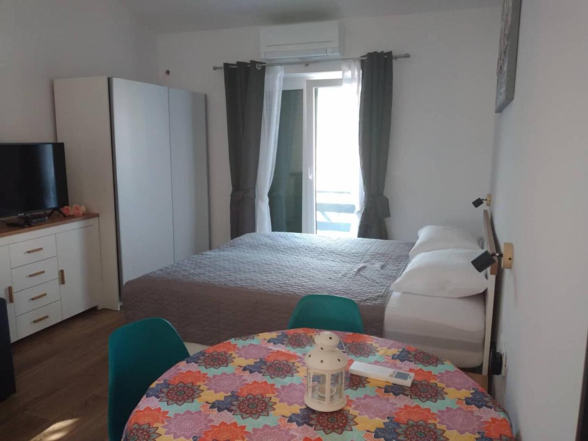 Apartmani Luni Premantura Buitenkant foto