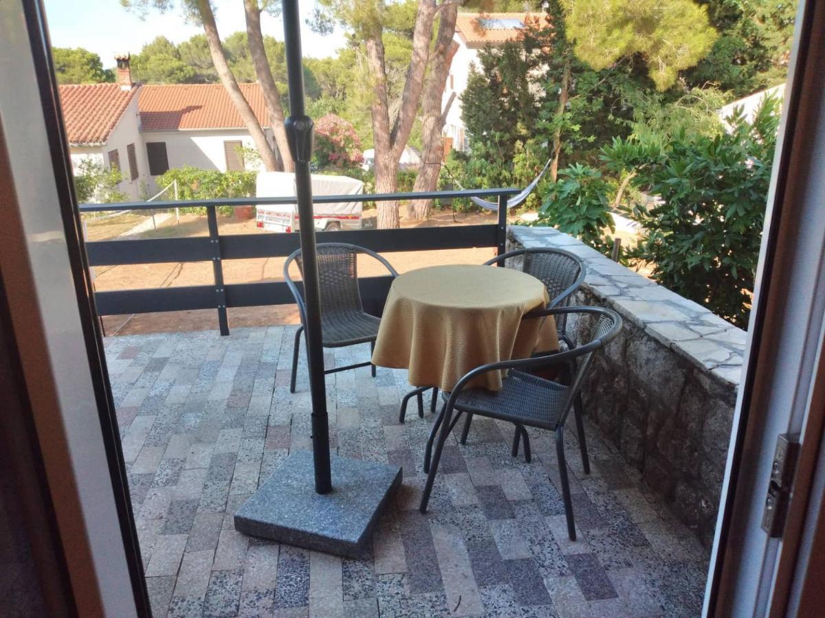 Apartmani Luni Premantura Buitenkant foto