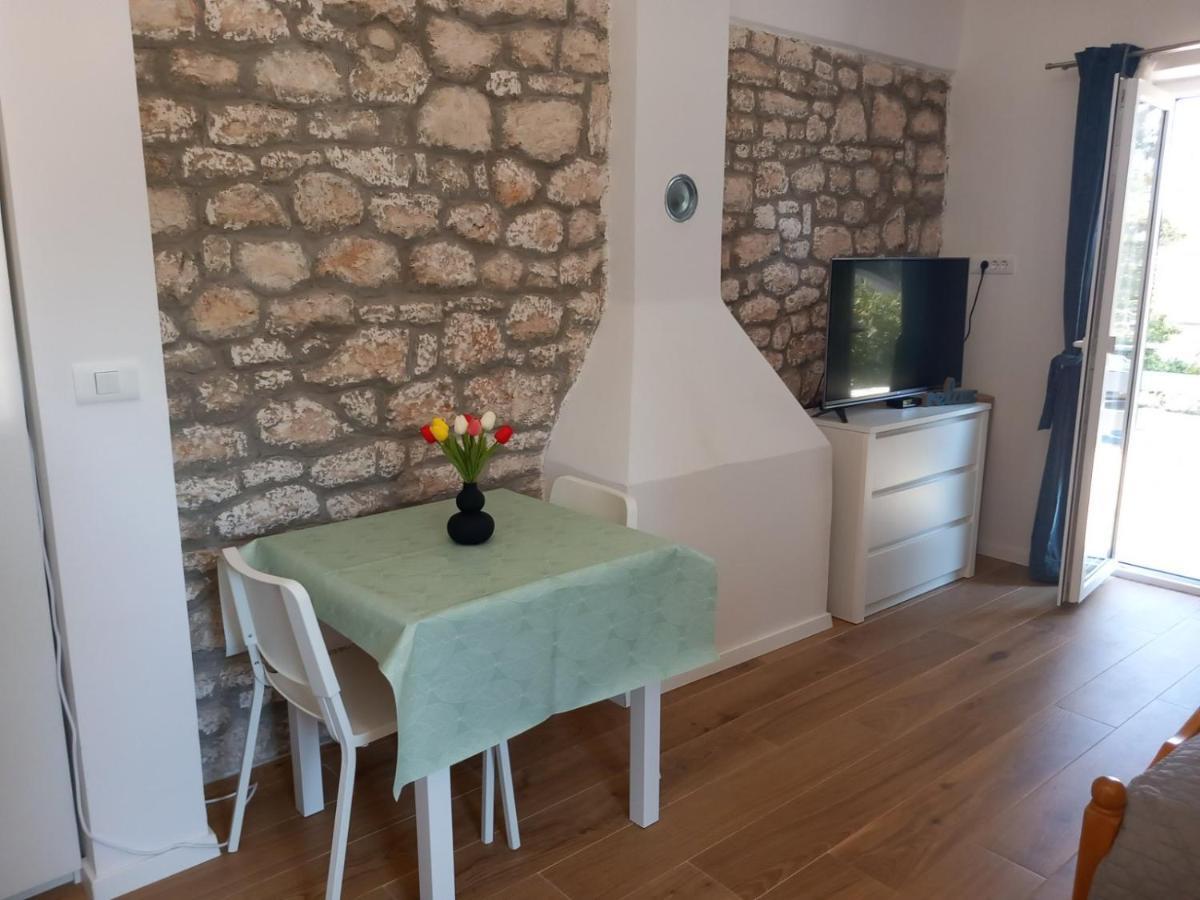 Apartmani Luni Premantura Buitenkant foto
